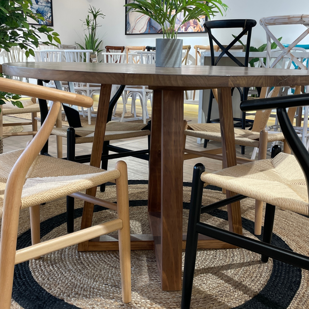Comedor Carlota Nogal + 4 Sillas Wishbone Mesa