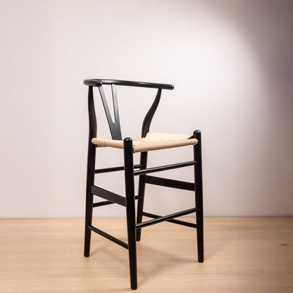 Taburete Wishbone Negro Asiento Natural