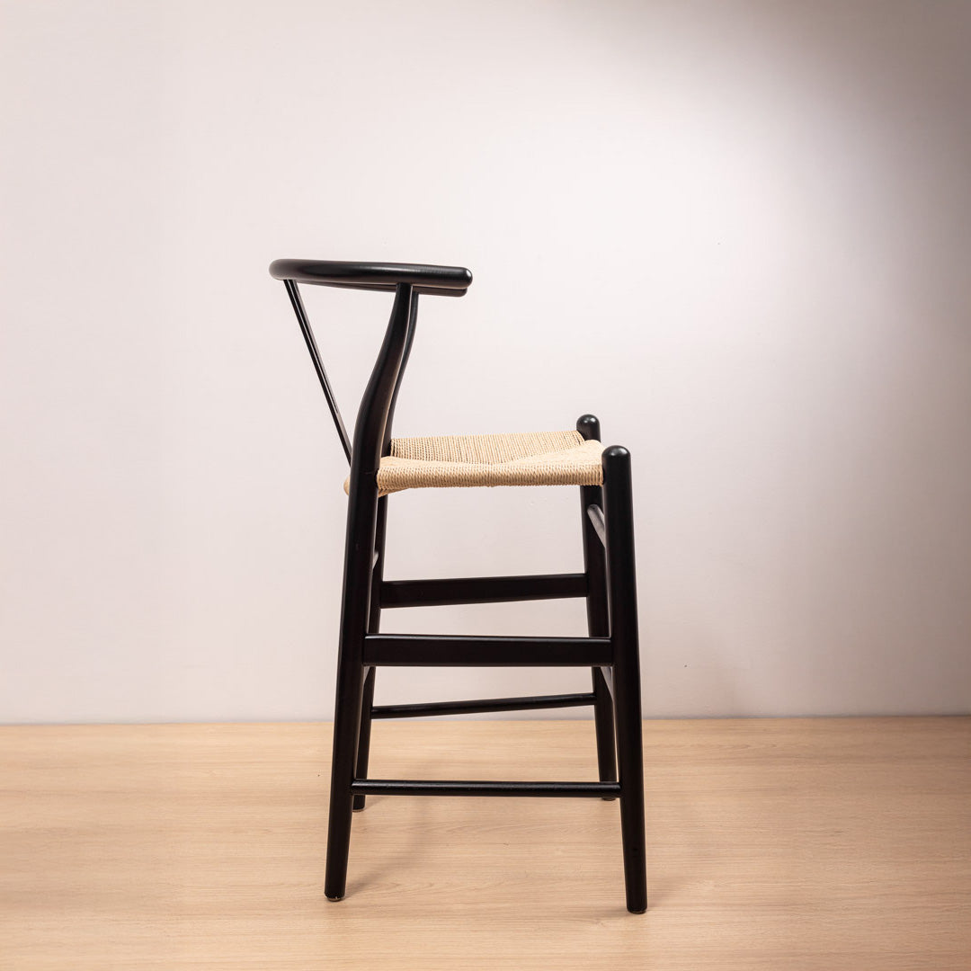 Taburete Wishbone Negro Asiento Natural