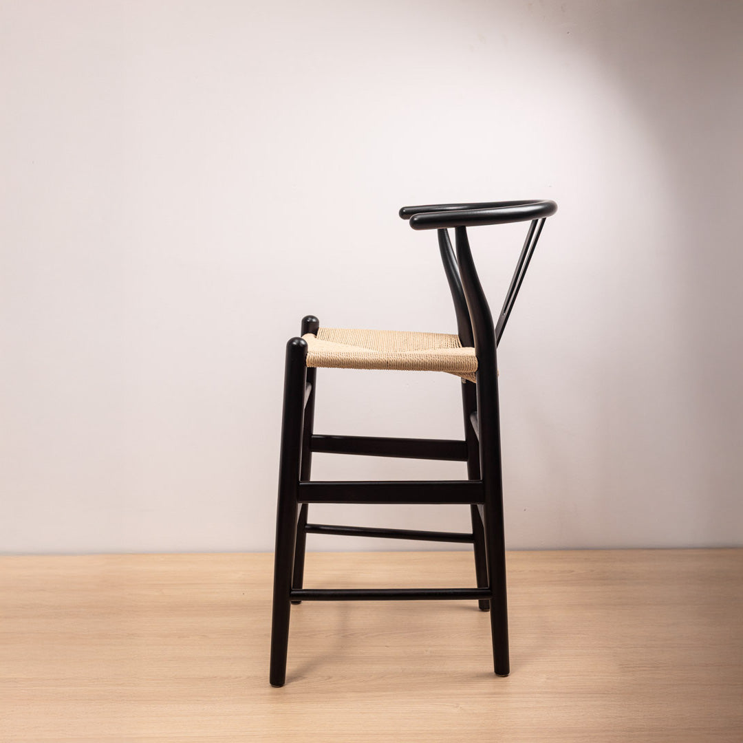 Taburete Wishbone Negro Asiento Natural