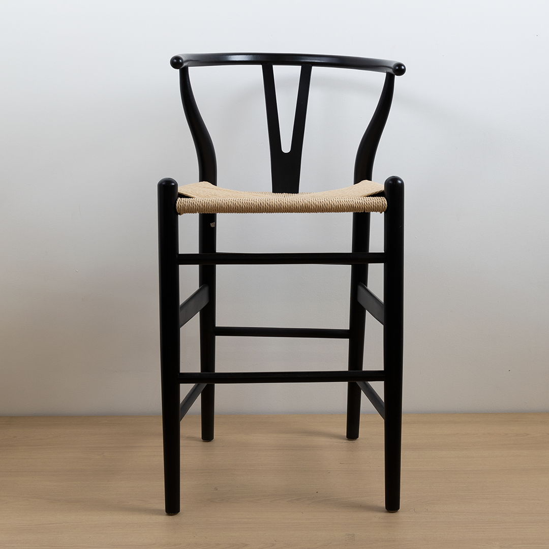 TABURETE WISHBONE NEGRO CON ASIENTO NATURAL