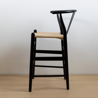 TABURETE WISHBONE NEGRO CON ASIENTO NATURAL