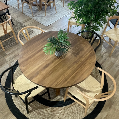 Comedor Carlota Nogal + 4 Sillas Wishbone Mesa