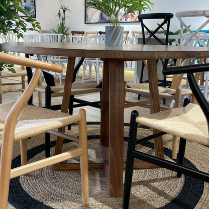 Comedor Carlota Nogal + 4 Sillas Wishbone Mesa