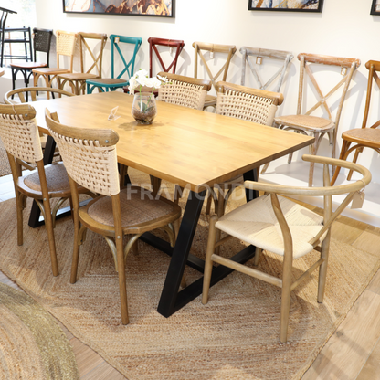 Comedor Luciana Haya 6P + 4 Lorenza Roble 2 Wishbone Mesa