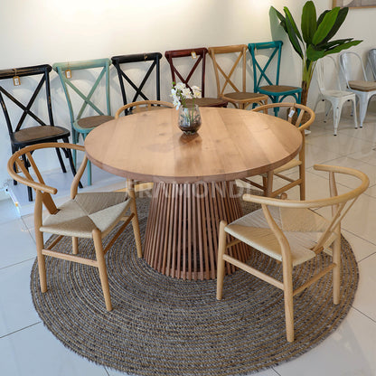 Comedor Martina Raulí + 4 Sillas Wishbone Mesa