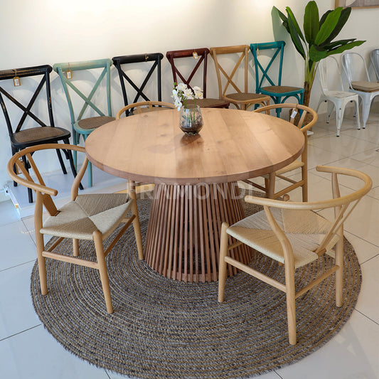 Comedor Martina Raulí + 4 Sillas Wishbone Mesa